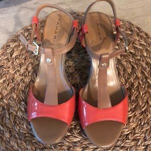 Tahari leather upper tan Size 6 'Betsy' sandal